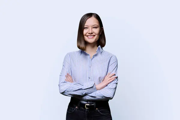 Junge Selbstbewusst Lächelnde Geschäftsfrau Mit Verschränkten Armen Auf Weißem Studiohintergrund — Stockfoto
