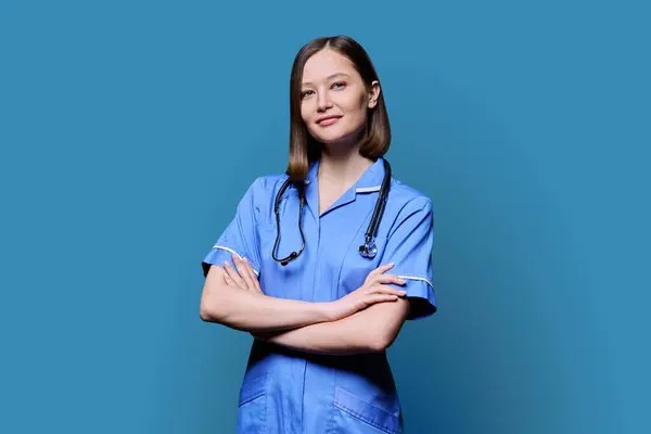 Portret Van Jonge Zelfverzekerde Glimlachende Vrouwelijke Verpleegster Met Stethoscoop Gekruiste — Stockfoto