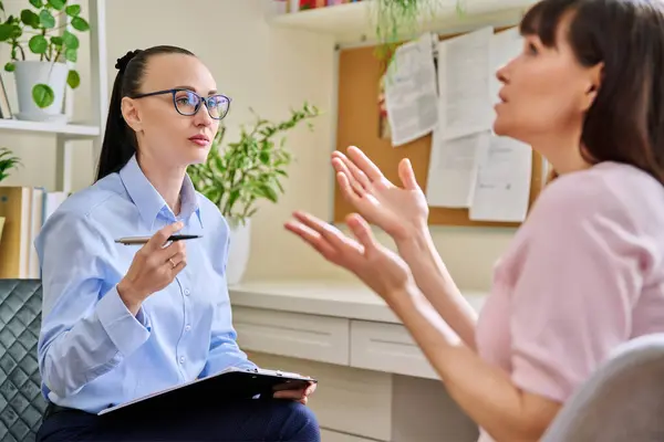 Profesjonalny Psycholog Psychiatra Sesji Terapeutycznej Pacjentką Rozmowa Kobiet Siedzących Biurze — Zdjęcie stockowe