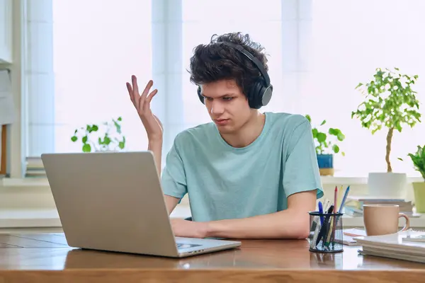 Joven Estudiante Masculino Auriculares Sentados Casa Escritorio Mirando Hablando Cámara — Foto de Stock