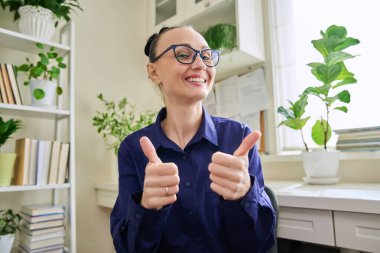 Webcam görüntüsü, gülümseyen kadının baş parmak işareti göstermesi. Kadın blogger vlogger kayıt videosu, görüntülü konuşma sırasında iş kadını, öğretmenlerin online ders vermesi, çekim eğitimi