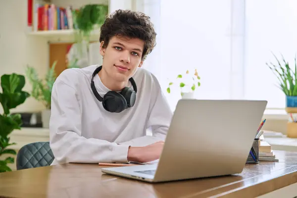 Młody Student Siedzi Przy Biurku Laptopem Patrzy Kamerę Przystojny Kręcony — Zdjęcie stockowe