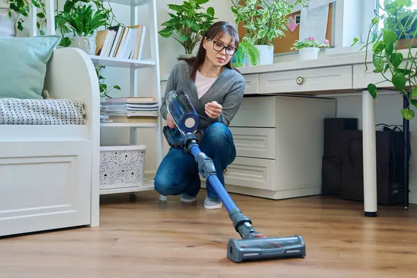 Middle Aged Female Doing Vacuuming Home Cleanliness Routine House Cleaning — Stock Photo, Image