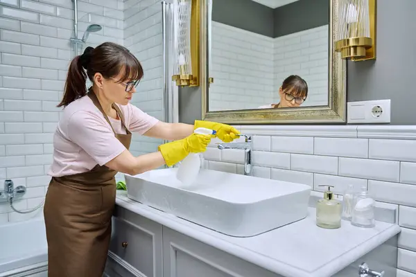 Mujer Delantal Con Detergente Lavado Paño Limpieza Baño Lavabo Lavabo —  Fotos de Stock