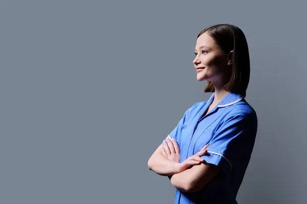 Portret Van Jonge Zelfverzekerde Glimlachende Vrouwelijke Verpleegster Met Gekruiste Armen — Stockfoto