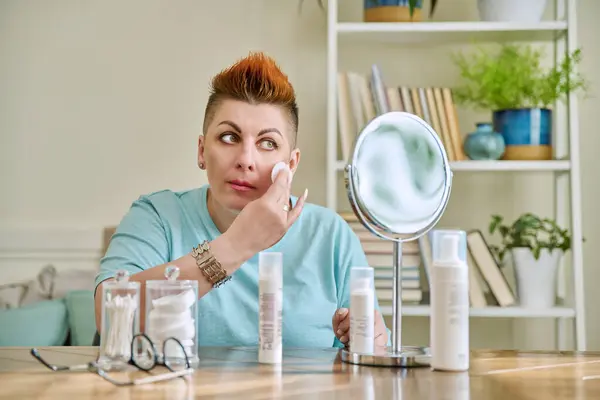 Mulher Meia Idade Com Espelho Sentado Mesa Casa Facial Envelhecimento — Fotografia de Stock