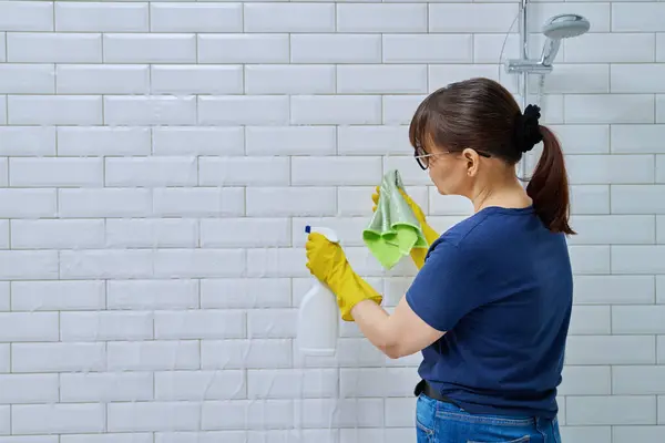 Frau Mit Waschmittelspray Waschlappen Putzen Bad Weiße Wandfliesen Waschen Routinemäßige — Stockfoto
