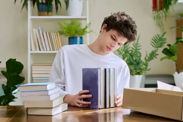 Tatmin Olmuş Genç Müşteri Evinde Oturmuş Yeni Kitaplarla Dolu Karton — Stok fotoğraf