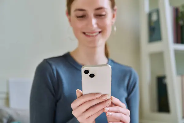 Nærbilde Smarttelefon Hendene Ung Smilende Kvinne Glad Tenåring Kvinne Ved – stockfoto