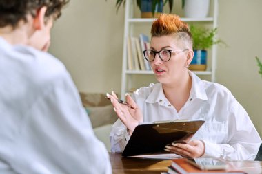 Ofiste genç bir adamla çalışan kadın psikolog zihinsel terapist. Sosyal hizmet uzmanı psikoterapist, depresyonda olan hastalara yardım ediyor. Psikoloji