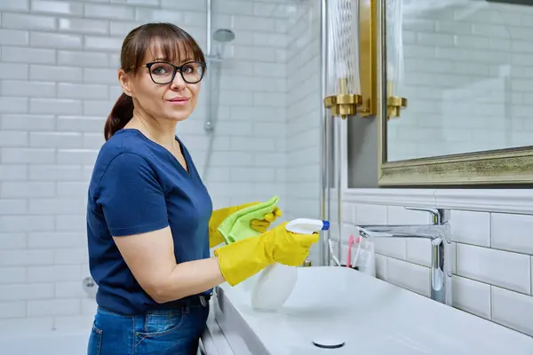 Mulher Sorridente Com Spray Detergente Limpeza Toalhas Banheiro Lavatório Lavatório — Fotografia de Stock