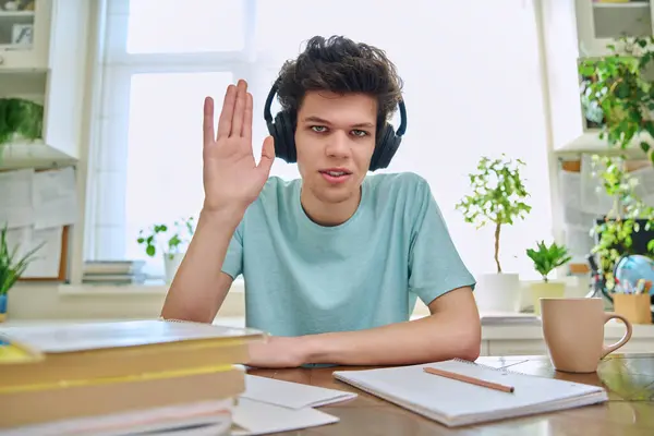 Kamera Pokazuje Studenta Noszącego Słuchawki Mówiącego Kamery Siedzącego Biurkiem Domu — Zdjęcie stockowe