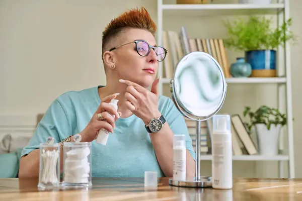 Mulher Meia Idade Com Espelho Sentado Mesa Casa Facial Envelhecimento — Fotografia de Stock