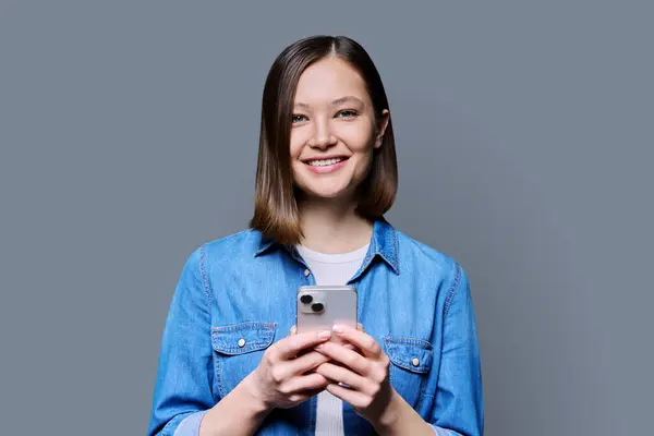 Jovem Mulher Feliz Usando Smartphone Fundo Cinza Sorrindo 20S Fêmea — Fotografia de Stock