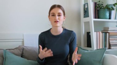 Web kamerasında 16-17-18 yaşındaki bir kızın kameraya, internet toplantısına ve sohbet konferansına baktığı görülüyor. Çekici genç bayan blogger vlog kaydedici evde video kaydediyor