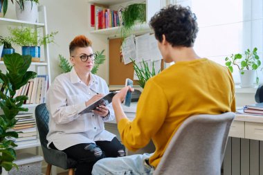 Ofiste genç bir adamla çalışan kadın psikolog zihinsel terapist. Sosyal hizmet uzmanı psikoterapist, depresyonda olan hastalara yardım ediyor. Psikoloji