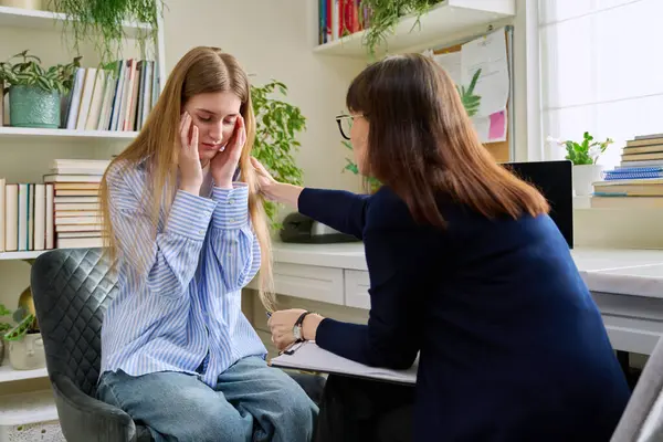 Triste Molesto Joven Adolescente Paciente Hablando Con Terapeuta Mental Profesional Imagen De Stock