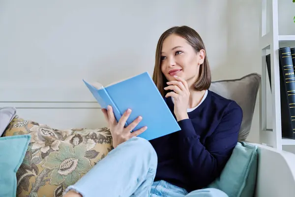 Junge Frau Liest Papierbuch Entspannt Sitzt Sie Hause Auf Dem — Stockfoto