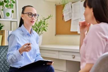 Kadın hastayla terapi seansında profesyonel psikolog danışmanı. Ofiste oturan kadınlar, psikoloji, psikoterapi, danışmanlık, sağlık hizmetleri, destek tedavisi kavramı