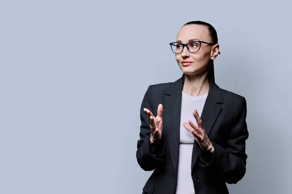 Portrait Thinking Serious 30S Business Woman Grey Studio Background Confident — Stock Photo, Image