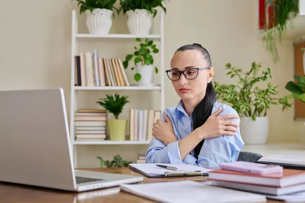 Female Therapist Psychologist Showing Breathing Practice Laptop Web Cam Technique — Stock Photo, Image