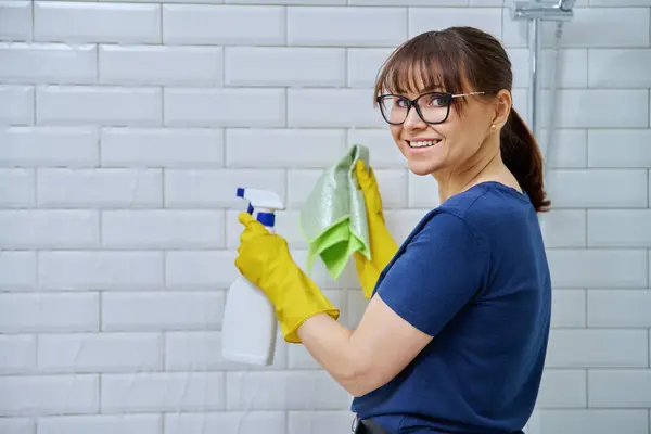 Kobieta Sprayu Detergentów Czyszczenie Szmat Łazience Mycie Białych Płytek Ściennych Zdjęcia Stockowe bez tantiem