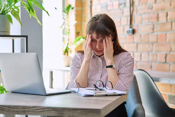 Dojrzała Zmęczona Zestresowana Kobieta Miejscu Pracy Odczuwająca Stres Problemy Zdrowotne Obraz Stockowy
