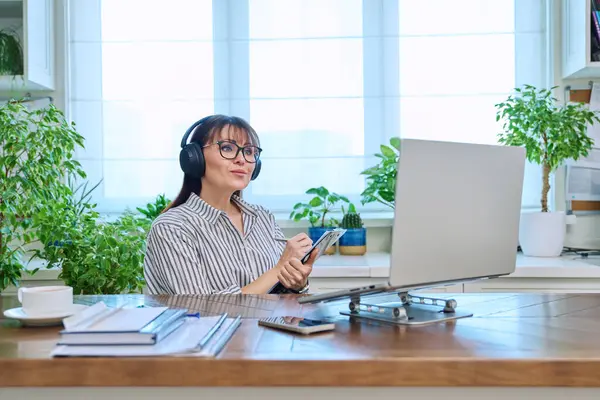 Wanita Dewasa Dengan Headphone Melakukan Konferensi Video Menggunakan Komputer Laptop Stok Lukisan  