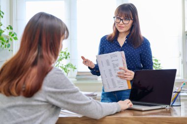 Genç kız öğrencilere dizüstü bilgisayar öğreten öğretmen. Eğitim, ergenlik, öğrenme, teknoloji, öğretim kavramı