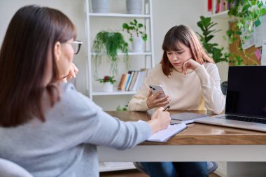 Terapi seansında psikoterapist psikologla konuşan üzgün genç kız. Gençliğin akıl sağlığı, zihinsel destek için sosyal hizmetler, psikolojik danışmanlık