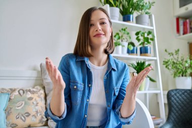 Web kamerasında genç ve çekici bir kadının iç mekanda konuştuğu görülüyor. Kendine güvenen güzel kadın blogger vlogger kayıt videosu, üniversite öğrencisi öğretmeni, konferans görüntülü konuşma iletişimi