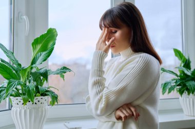 Hayal kırıklığına uğramış orta yaşlı bir kadın. Stres depresyonu yaşıyor. Zihinsel ağrıları var. Olgunluk, yaş, keder, keder, sağlık sorunları