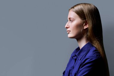 Profil görüntüsü, kendinden emin gülümseyen mutlu genç kadın, reklam metni için uzay grisi arka plan alanını kopyala. Eğitim, iş, hizmet, güzellik, insan kavramı