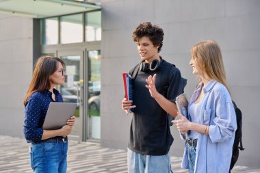 Bir grup üniversite öğrencisi, bayan öğretmen akıl hocasıyla açık hava eğitim binası geçmişi hakkında konuşuyor. Eğitim, eğitim, eğitim, gençlik kavramı