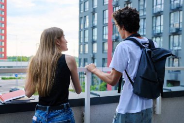 İki kişi, üniversite öğrencileri, erkek ve kız muhabbeti gülüşmeler, birlikte eğlenmeler, modern şehir geçmişi. Arkadaşlık, iletişim. gençlik, öğrencilik konsepti