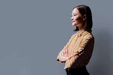 Profil görüntüsü, başarılı gülümseyen mutlu iş kadını, reklam metni için uzay grisi arka plan alanını kopyala. İş, iş, hizmet, eğitim, insan kavramı