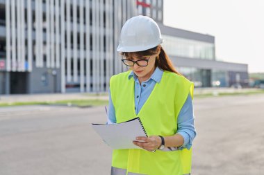 Endüstri işçisi, orta yaşlı mühendis mühendis müfettiş müfettişi, çalışma evrakları, açık hava inşaat geçmişi. İnşaat sektörü hizmet geliştirme çalışma kavramı