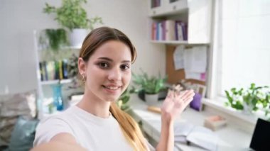 Web kamerasında genç bayanın görüntüsü, neşeli, suratını buruşturan genç kız web kamerasına bakıyor. 17 yaşında, 18 yaşında, mutlu, kızıl saçlı, evin içinde. Güzellik, yaşam tarzı, blog yazma, sosyal ağlar, gençlik