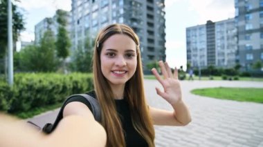 Web kamerasında, gülümseyen genç bir kızın webcam 'e baktığı görülüyor. Mutlu 17-18 yaşlarında, kızıl saçlı, sırıtan açık havada piercingli bir genç. Güzellik yaşam tarzı blog sosyal ağlar gençliği