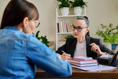Terapist ofisinde masada oturan yetişkin bir kadınla çalışan kendine güvenen bir kadın psikolog. Psikoloji Psikoterapi Psikoterapi Terapi Danışmanlığı