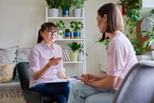 Ofiste genç bir kadınla çalışan kadın psikolog. Sosyal hizmet uzmanı psikoterapist, depresyonda olan hastalara yardım ediyor. Psikoloji psikoterapi akıl sağlığı konsepti