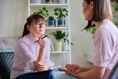 Ofiste genç bir kadınla çalışan kadın psikolog. Sosyal hizmet uzmanı psikoterapist, depresyonda olan hastalara yardım ediyor. Psikoloji psikoterapi akıl sağlığı konsepti
