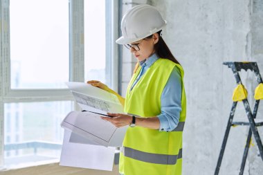 Yeni yerleşim yeri inşaatı planlayan çelik yelekli bir kadın. Profesyonel kadın mimar mühendis uzman yönetici müfettiş dekoratör iş yerinde iç mimar