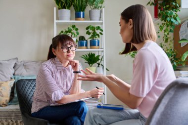 Ofiste genç bir kadınla çalışan kadın psikolog. Sosyal hizmet uzmanı psikoterapist, depresyonda olan hastalara yardım ediyor. Psikoloji psikoterapi akıl sağlığı konsepti