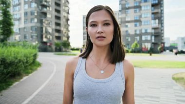 Kendine güvenen genç bir kadın web kamerasında konuşuyor, şehir dışında şehir dışında. Kadın blogger vlogger kayıt blogu, öğrenci çalışan gazeteci çevrimiçi konuşuyor, uzaktan çalışıyor, görüntülü konferans sohbet görüşmesi