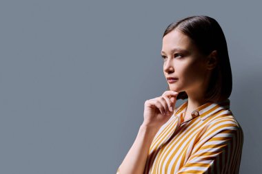 Profil görüntüsü, kendinden emin başarılı ciddi iş kadını, reklam metni için uzay grisi arka plan alanını kopyala. İş, iş, hizmet, eğitim, insan kavramı