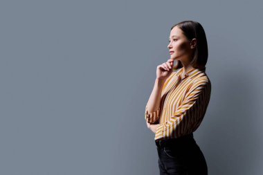 Profil görüntüsü, kendinden emin başarılı ciddi iş kadını, reklam metni için uzay grisi arka plan alanını kopyala. İş, iş, hizmet, eğitim, insan kavramı