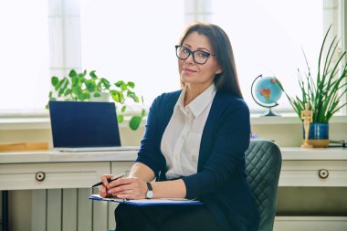 Pozitif kadın, profesyonel ruh sağlığı uzmanı psikolog psikoterapist psikoterapist portresi. Psikoloji psikoterapi tedavisi yardımcı oluyor