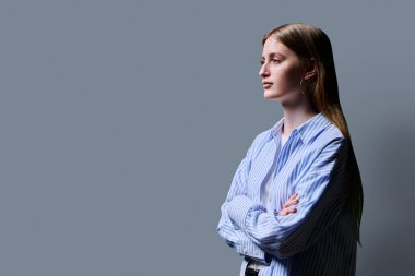 Profil bakış açısı, kendine güvenen başarılı kolları çapraz genç kız, kopya uzay gri stüdyo arka planı, reklam metni için alan. Eğitim hizmetleri insanları kavramı