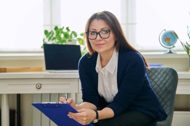 Pozitif kadın, profesyonel ruh sağlığı uzmanı psikolog psikoterapist psikoterapist portresi. Psikoloji psikoterapi tedavisi yardımcı oluyor